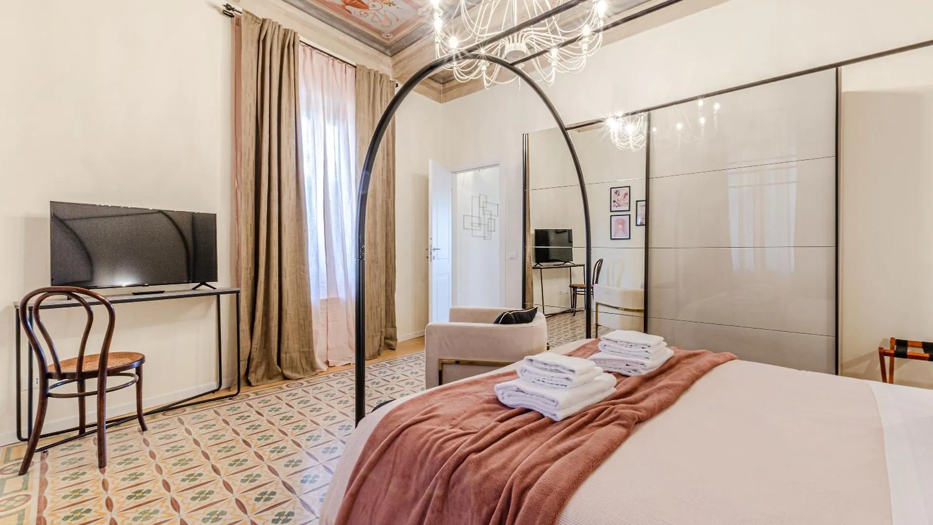 Rose - Appartamento In Centro Storico Con Balcone Con Vista Siena 0*,  Italien